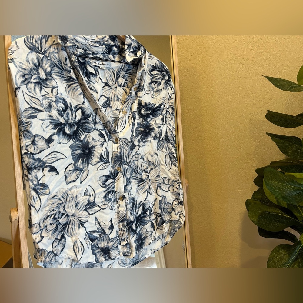 Abercrombie T-shirt - Picture 2 of 4